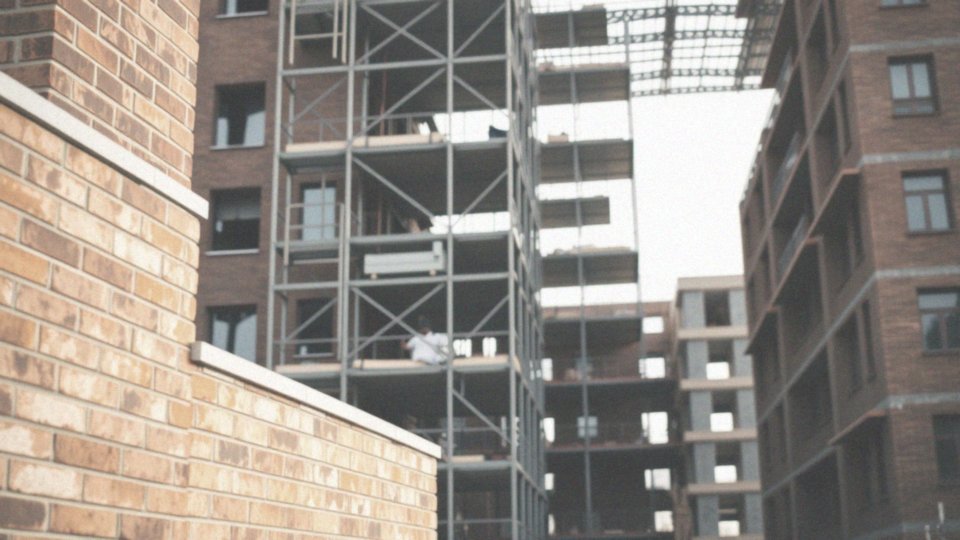 Co oznacza wyrażenie „etapami” w kontekście „po kolei”?